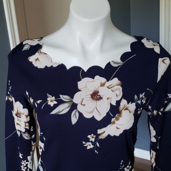 FLASH SALE 4 for $20💖Floral Scallop Edge Top - Picture 6 of 8